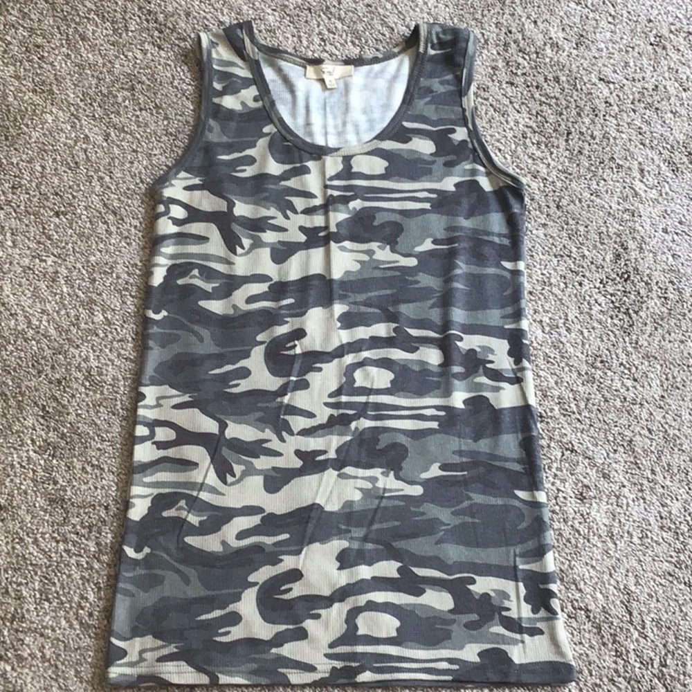 EASEL CAMO TANK TOP - SMALL NWOT